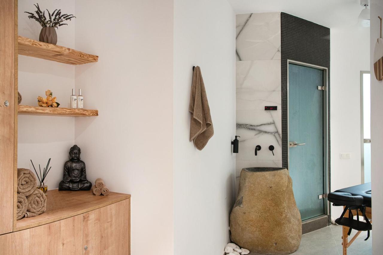 Altera Pars Suites Mesaria Buitenkant foto