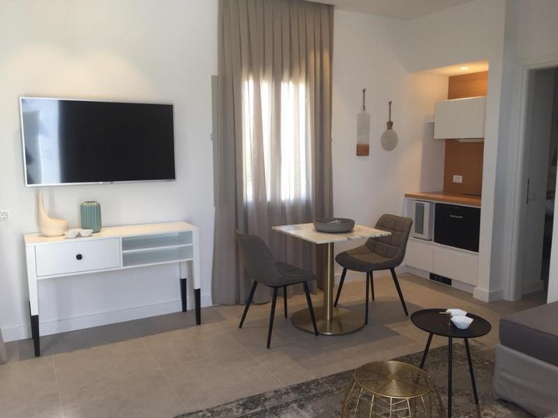 Altera Pars Suites Mesaria Buitenkant foto